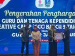 Gubernur-Jawa-Timur-Khofifah-Indar-Parawansa-saat-menyerahkan-penghargaan.jpg