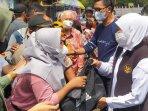 Gubernur-Jawa-Timur-Khofifah-memberikan-bantuan-kepada-pedagang-Kenjeran-Waterpark-Surabaya.jpg