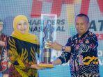 Gubernur-Khofifah-Terima-Anugerah-Tokoh-Nasional-Peduli-Wartawan-oleh-PWI-Jatim.jpg