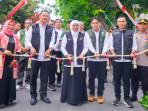 Gubernur-Khofifah-meresmikan-rehabilitasi-jalan-poros-Desa-Miru-Desa-Jugo-Lamongan.jpg