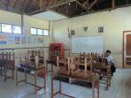 Guru-SDN-Wayut-01-Kecamatan-Jiwan-Kabupaten-Madiun-sedang-menunggu.jpg
