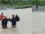 Guru-SMPN-7-Bambalamotu-menyeberangi-sungai-dalam-kondisi-banjir-demi-mengajar.jpg