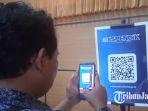 Guru-di-Jember-mencoba-barcode-untuk-masuk-di-aplikasi-My-Dispendik.jpg
