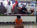 Hadi-Nurcahyo-tertunduk-lesu-di-Aula-Sarja-Arya-Racana-Polres-Gresik-Kamis-2842022.jpg