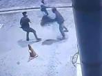 Hasil-rekaman-CCTV-detik-detik-petugas-SPBU-di-Sampang-dikeroyok-dan-dibacok-celurit.jpg