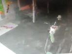 Hasil-screenshot-rekaman-CCTV-detik-detik-pelaku-membawa-kabur-kendaraan.jpg