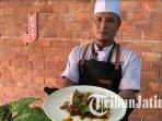 Head-Chef-Hotel-Artotel-TS-Suites-Surabaya-menunjukan-menu-udang-bakar-sambal-goreng.jpg