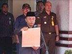 Heru-Wahono-Santoso-menerima-dan-melepas-Kirab-Pataka-Jer-Basuki-Mawa-Beya-Pilkada-Damai.jpg