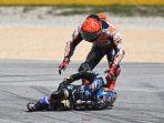 Honda-Marc-Marquez-menghampiri-Miguel-Oliveira-seusai-terlibat-kecelakaan.jpg