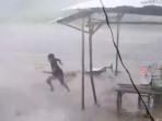 Hujan-deras-disertai-angin-kencang-memaksa-seorang-pria-kabur-meninggalkan-lapak-di-bangkalan.jpg