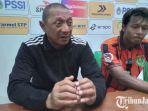 I-Putu-Gede-saat-konferensi-pers-di-Stadion-Letjen-Hadji-Soedirman-Bojonegoro.jpg