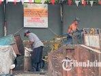 ILUSTRASI-SAMPAH-Pekerja-memilah-sampah-di-sebuah-TPS-di-Kota-Malang.jpg