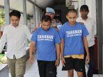 Ian-dan-Robin-digiring-masuk-ruang-tahanan-Polsek-Bubutan.jpg