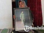 Ibu-Pratu-Miftahul-Arifin-Parmini-sedang-memegang-foto-putranya-yang-gugur-diserang-kkb-papua.jpg