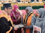 Satu Ruang Wisuda Menangis saat Yusnidar Ambil Ijazah Putrinya, Foto Safira Terpajang di Layar Lebar
