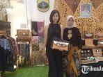 Ienda-Anggraeni-berfoto-bersama-salah-satu-pelanggannya-di-Batik-Fashion-Fair.jpg