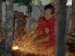 Ika-Arista-perempuan-yang-berprofesi-sebagai-empu-keris-di-Madura-Paras-Cantik-Indonesia.jpg