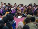 Ika-Puspitasari-dalam-kegiatan-pengarahan-peralihan-tenaga-honorer-menjadi-PPPK-paruh-waktu.jpg