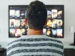 Ilustrasi-Seorang-Pria-Nonton-Web-Drama-Gratis-dan-Legal-di-YouTube.jpg