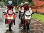 Ilustrasi-berkendara-naik-motor-saat-musim-hujan.jpg