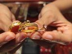 Ilustrasi-cincin-emas-yang-ditukar-warga-Kalsel-ditipu-emas-ditukar-dengan-batu.jpg