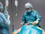Ilustrasi-dokter-gadungan-India-operasi-bocah-15-tahun.jpg