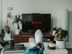 Ilustrasi-kegiatan-menonton-Netflix-sambil-bersantai.jpg