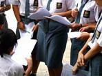 Ilustrasi-siswa-SMA-saat-melakukan-ujian-di-sebuah-sekolah.jpg