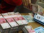 Ilustrasi-uang-yang-dihitung-oleh-seorang-pegawai-bank.jpg