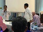 Imam-Mujahid-saat-menyerahkan-surat-pengunduran-diri-sebagai-Kepsek-SMPN-1-Ponorogo.jpg