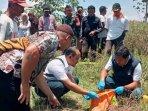 Inafis-Polres-Bojonegoro-saat-melakukan-evakuasi-terhadap-jasad-bayi-di-area-hutan-jati-bojonegoro.jpg
