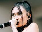 Inilah-lirik-lagu-Backburner-yang-dinyanyikan-oleh-Niki-Zefanya-dan-tegah-viral-di-TikTok.jpg