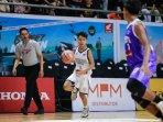 Iqbal-Maulana-pemain-basket-dari-SMKN-2-Surabaya-saat-menghadapi-SMA-Untung-Suropati-Sidoarjo.jpg