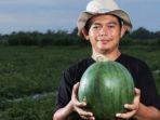 Iqbal-petani-milenial-binaan-Pupuk-Kaltim.jpg
