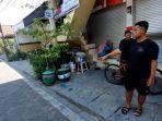 Irawan-Sholeh-menunjukkan-letak-Pikap-L300-diparkir-depan-rumahnya.jpg