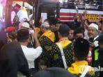 Isak-tangis-keluarga-iringi-keberangkatan-306-jemaah-haji-asal-Pacitan.jpg