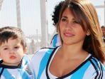 Istri-Lionel-Messi-Antonella-Roccuzzo-saat-mendukung-timnas-Argentina.jpg