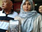 Istri-Yai-Mim-Rosida-Vignesvari-saat-menunjukkan-foto-dokumentasi-kondisi-sajadah.jpg