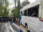 Isuzu-Elf-yang-berisikan-rombongan-wisatawa-asal-China-terguling-di-jalur-Kawah-Ijen.jpg