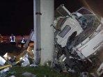 Isuzu-truk-boks-nopol-W-9350-NW-mengalami-kecelakaan-di-Tol-Solo-Ngawi-kecelakaan-maut-di-ngawi.jpg