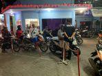 JAGA-Anggota-Polres-Gresik-berjaga-di-SPBU-di-Gresik-saat-kenaikan-harga.jpg