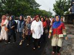 JALAN-KAKI-Calon-Gubernur-Jatim-Tri-Rismaharini-jalan-kaki-dari-kediamannya-di-Perumahan.jpg