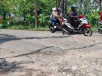 JALAN-rusak-di-sidoarjo-Jalan-Sawunggaling-di-kawasan-Jemundo-Sidoarjo-yang-rusak-parah.jpg