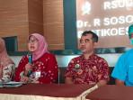 Jajaran-manajemen-RSUD-Bojonegoro-saat-menggelar-konferensi-pers.jpg