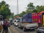 Jalan-Rayautama-di-Kecamatan-Pragaan-Sumenep-Pamekasan-macet-total.jpg