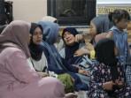 Tangis Histeris Istri Wigi Pekerja Tambang Freeport Asal Ponorogo Saat Jenazah Tiba di Rumah Duka