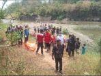 Jasad-perempuan-yang-ditemukan-mengapung-telah-dievakuasi-ke-pinggir-sungai.jpg