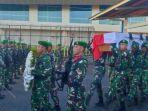 Jenazah-Pratu-Afrio-Setiawan-tiba-di-Bandara-Sam-Ratulangi.jpg