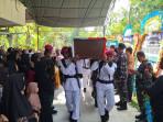Jenazah-TNI-AL-Praka-Zaenal-saat-dibawa-menuju-pemakaman.jpg