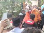 Jenazah-bocah-Kurt-Cobain-4-saat-dievakuasi-dan-dibawa-menuju-rumah-duka-Selasa.jpg